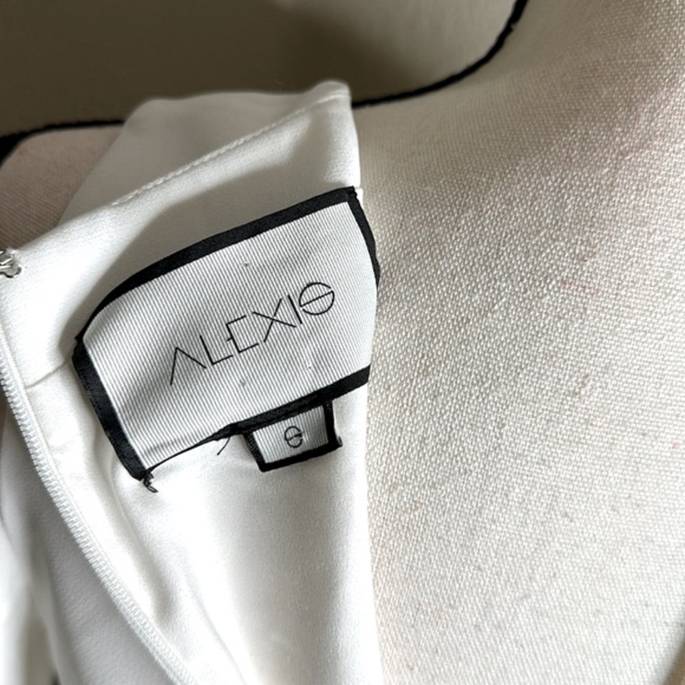 EUC Alexis Bali button bell sleeve white jumpsuit Shoulder Cutout women’s Small - Picture 8 of 10